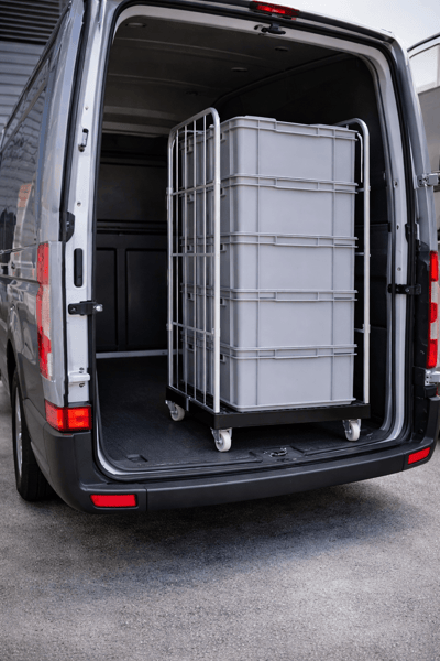 Lieferwagen mit Rollcontainer und Lagermodul