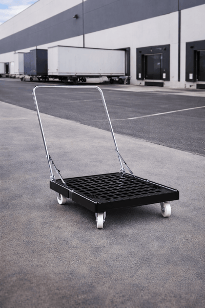 Plattform-Dolly vor Lagerhalle